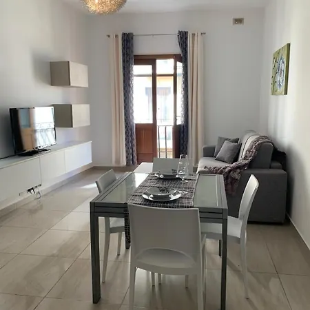 Spacious In Downtown Apartment *