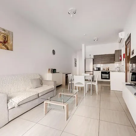 Gzr F3, Spacious In Downtown Apartment Gzira