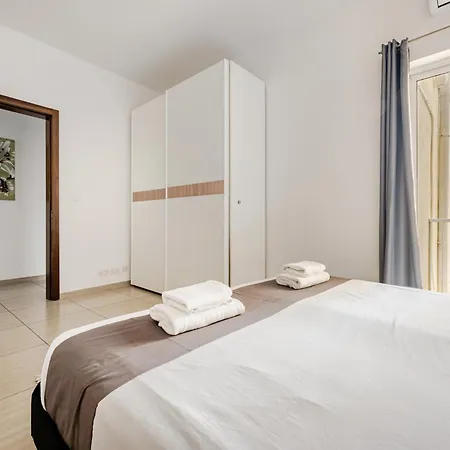 Gzr F3, Spacious In Downtown Gzira