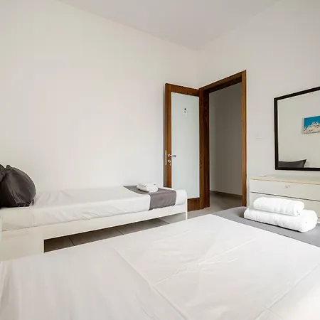 Gzr F3, Spacious In Downtown Apartment