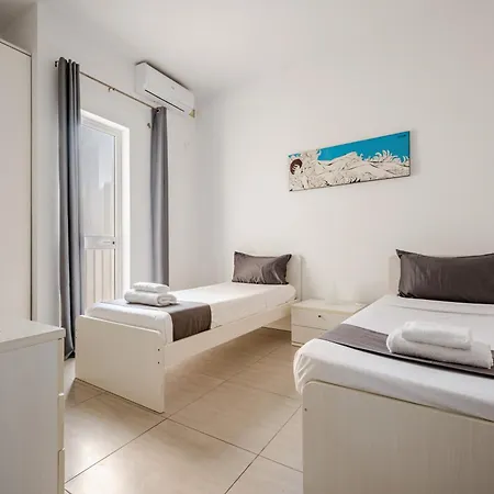 Gzr F3, Spacious In Downtown Apartment *