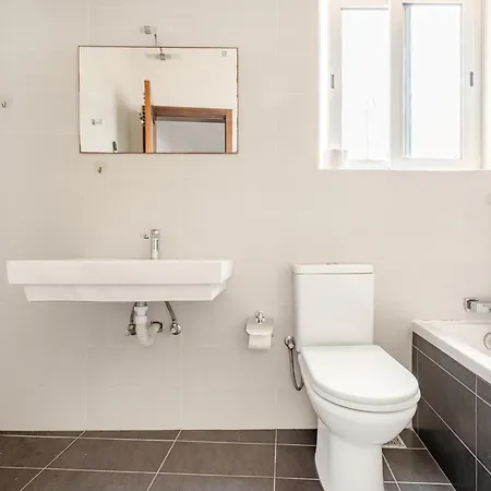 Gzr F3, Spacious In Downtown Gzira